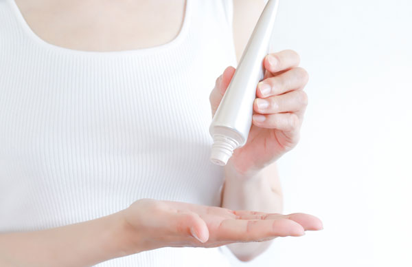 クレンジング剤をチューブ容器から手に取る