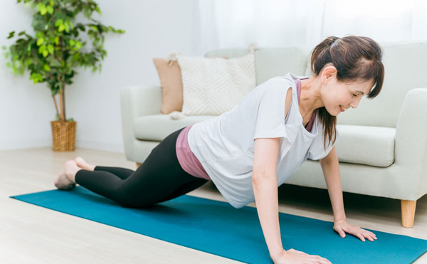 腕立て伏せをする女性