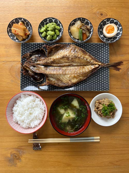 和食が並ぶ食卓