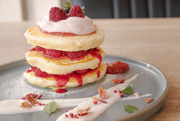 いちごと生クリームのパンケーキ