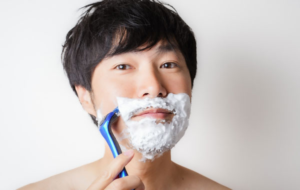 ひげ剃りする男性