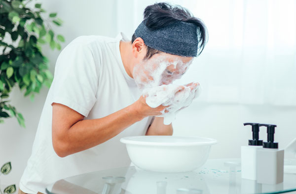 泡洗顔する男性