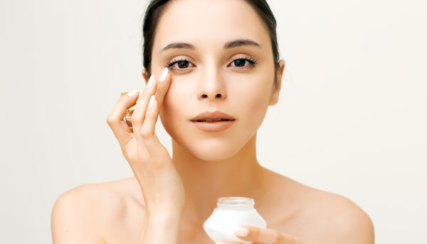 目元にアイクリームを塗る女性