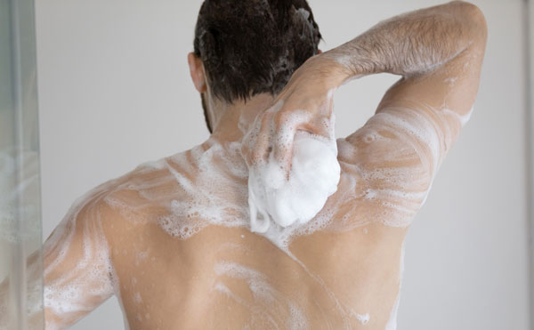 背中を洗う男性