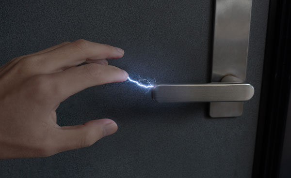 ドアノブと静電気が起こった瞬間