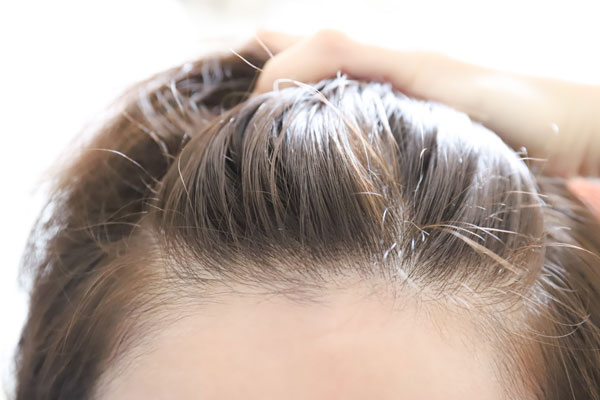 前髪を上げる女性