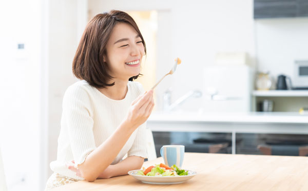 サラダを食べる健康的な女性