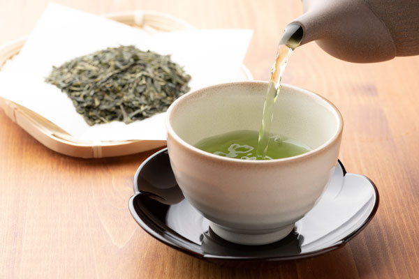 急須で緑茶を入れる