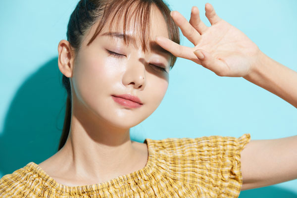 日差しを受ける女性