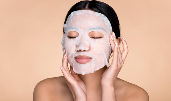 フェイスパックをする女性