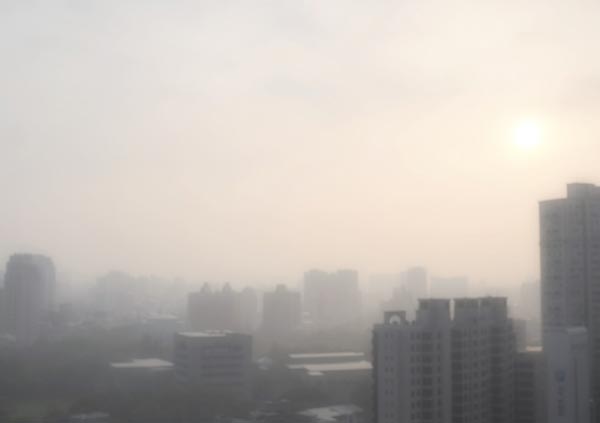 大気汚染でかすんだ街並み