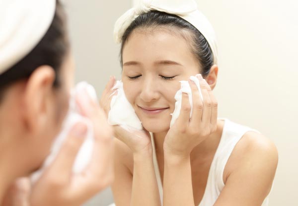 泡洗顔する女性