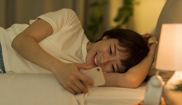 起きて朝日を浴びる女性