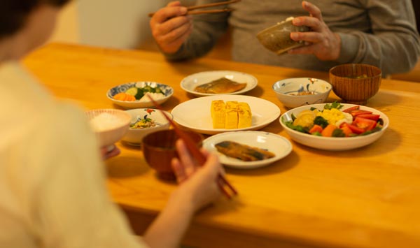 夫婦で夕食を摂る